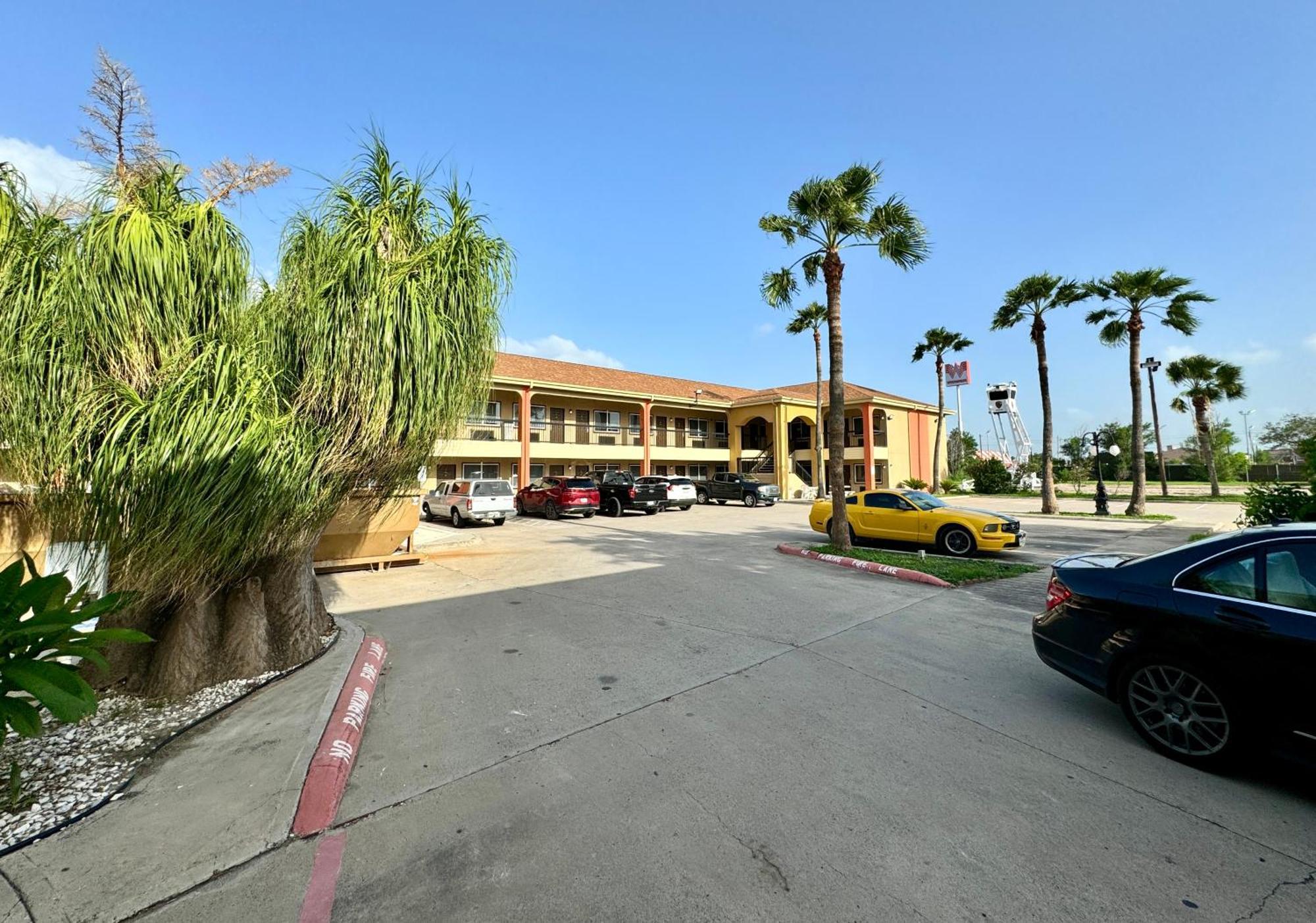 Texas Inn And Suites City Center At University Dr. Edinburg Exterior foto